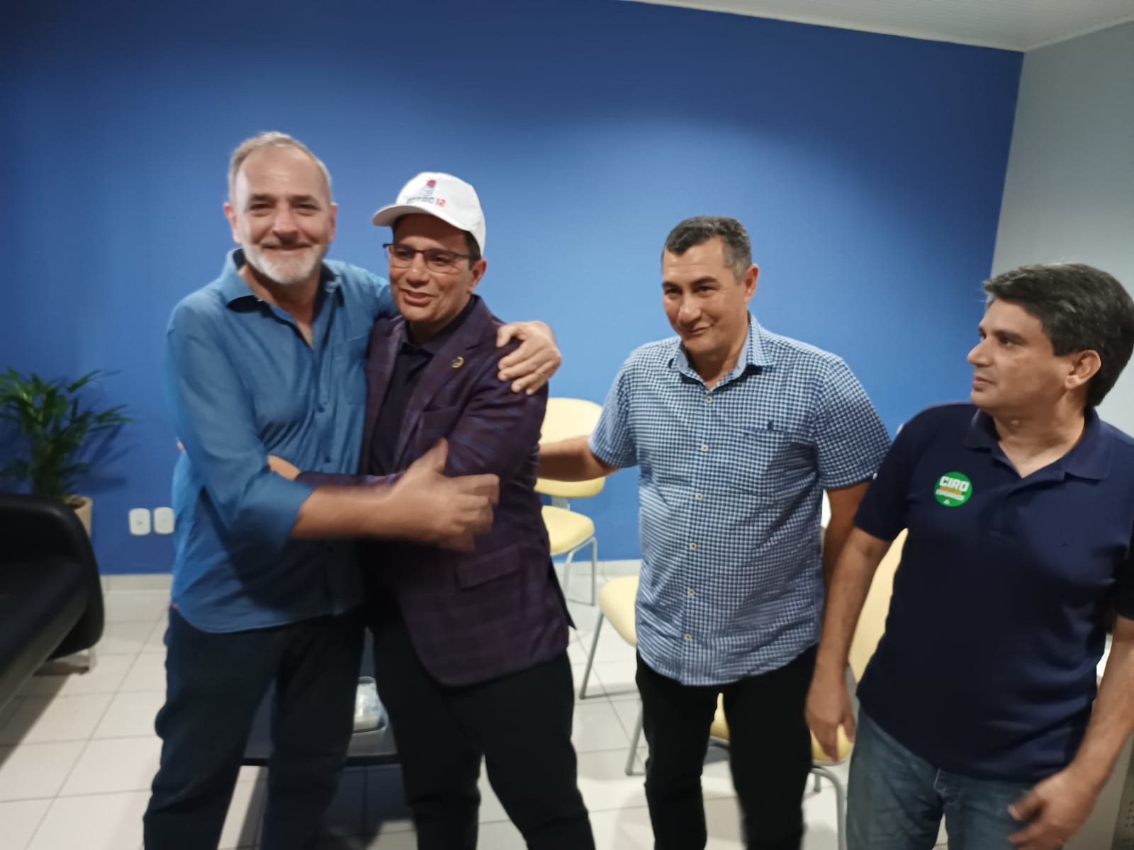 Recepcionado na sede do PDT, Gladson recebe boné do partido das mãos de Tchê